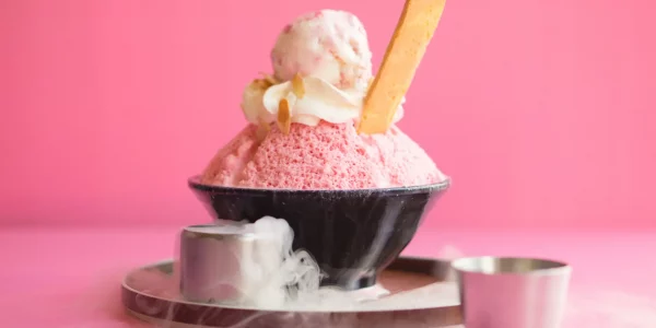 Bingsu,Strawberries,,Pink,Background
