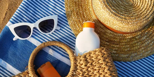 Beach,Scene,With,Straw,,White,Sunglasses,,Sunscreen,In,Wicker,Bag
